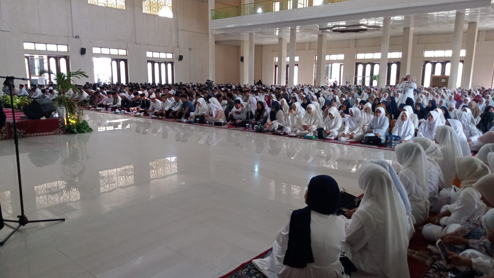 Ribuan Jemaah Putihkan Masjid Agung Sultan Abdullah Hadiri Tabligh Akbar Ustadz Junaidi Hamsyah