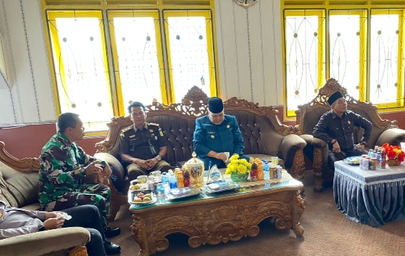 Selanjutnya, program prioritas pemerintah daerah kabupaten Lebong Tahun 2021-2026 merupakan program prioritas bupati dan wakil bupati Lebong. Adapun 12 program prioritas pemerintah daerah kabupaten Lebong, yaitu 1. Pemberdayaan dan Pengembangan Koperasi, UMKM, IKM, serta digitalisasi ekonomi. 2. Peningkatan produksi dan nilai tambah sektor-sektor unggulan daerah (pertanian, perkebunan, peternakan, dan perikanan). 3. Program-program prioritas rehabilitasi, perlindungan bantuan dan jaminan kesejahteraan sosial. 4. Pemantapan pembangunan infrastruktur strategis penunjang perekonomian daerah. 5. Peningkatan akses infrastruktur layanan dasar. 6. Program prioritas peningkatan akses layanan pendidikan 7. Program prioritas akses layanan kesehatan. 8. Program prioritas peningkatan kualitas dan produktifitas tenaga kerja serta penciptaan lapangan pekerjaan. 9. Peningkatan kualitas lingkungan hidup. 10. Peningkatan kualitas SDM aparatur dan penataan birokrasi 11. Peningkatan kualitas layanan publik. 12. Peningkatan digitalisasi tata kelola pemerintahan. "APBD Kabupaten Lebong TA 2023 merupakan perencanaan pengelolaan keuangan tahunan daerah yang disusun berdasarkan pendekatan, yaitu sistem anggaran yang mengutamakan pencapaian hasil kerja dan perencanaan alokasi biaya yang ditetapkan usulan program, kegiatan dan anggaran dinilai tingkat kewajarannya menyangkut tugas, fungsi dan kewenangan perangkat daerah," cetus Wabup. Dia mengutarakan, Belanja daerah pada tahun anggaran 2023 dipergunakan untuk mendanai pelaksanaan urusan pemerintahan yang menjadi kewenangan pemerintah daerah, diantaranya urusan wajib pelayanan dasar, urusan pilihan dan urusan pemerintahan fungsi penunjang. "Urusan wajib merupakan urusan pemerintahan yang wajib diselenggarakan oleh daerah. Hal tersebut dikarenakan urusan wajib adalah urusan yang sangat mendasar berkaitan hak dan pelayanan dasar warga negara," tutur Wabup. Realisasi APBD TA 2023 sebesar 668.072.314.861 tau 92,71 persen dari target Rp 720.567.734.466. Selanjutnya kebijakan penerimaan pembiayaan Kabupaten Lebong TA 2023 sebesar Rp 30.989.350.562 yang berasal dari sisa lebih perhitungan anggaran tahun sebelumya. Lalu, kebijakan pengeluaraan pembiayaan daerah tahun anggaran 2023 sebesar Rp 0 atau nol rupiah. "Akhirnya, dengan segala daya upaya dan dukungan mitra kesetaraan eksekutif-legislatif yang terbangun, kami telah berusaha semaksimal dan semampu kami untuk mengemban amanah yang mulia ini. Dan selanjutnya, kami serahkan sepenuhnya evaluasi terhadap LKPJ TA 2023 ini kepada dewan yang terhormat," pungkasnya.(**)