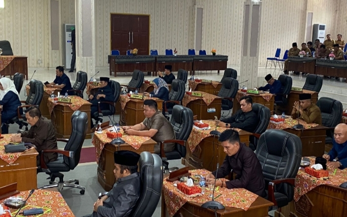 Selanjutnya, program prioritas pemerintah daerah kabupaten Lebong Tahun 2021-2026 merupakan program prioritas bupati dan wakil bupati Lebong. Adapun 12 program prioritas pemerintah daerah kabupaten Lebong, yaitu 1. Pemberdayaan dan Pengembangan Koperasi, UMKM, IKM, serta digitalisasi ekonomi. 2. Peningkatan produksi dan nilai tambah sektor-sektor unggulan daerah (pertanian, perkebunan, peternakan, dan perikanan). 3. Program-program prioritas rehabilitasi, perlindungan bantuan dan jaminan kesejahteraan sosial. 4. Pemantapan pembangunan infrastruktur strategis penunjang perekonomian daerah. 5. Peningkatan akses infrastruktur layanan dasar. 6. Program prioritas peningkatan akses layanan pendidikan 7. Program prioritas akses layanan kesehatan. 8. Program prioritas peningkatan kualitas dan produktifitas tenaga kerja serta penciptaan lapangan pekerjaan. 9. Peningkatan kualitas lingkungan hidup. 10. Peningkatan kualitas SDM aparatur dan penataan birokrasi 11. Peningkatan kualitas layanan publik. 12. Peningkatan digitalisasi tata kelola pemerintahan. "APBD Kabupaten Lebong TA 2023 merupakan perencanaan pengelolaan keuangan tahunan daerah yang disusun berdasarkan pendekatan, yaitu sistem anggaran yang mengutamakan pencapaian hasil kerja dan perencanaan alokasi biaya yang ditetapkan usulan program, kegiatan dan anggaran dinilai tingkat kewajarannya menyangkut tugas, fungsi dan kewenangan perangkat daerah," cetus Wabup. Dia mengutarakan, Belanja daerah pada tahun anggaran 2023 dipergunakan untuk mendanai pelaksanaan urusan pemerintahan yang menjadi kewenangan pemerintah daerah, diantaranya urusan wajib pelayanan dasar, urusan pilihan dan urusan pemerintahan fungsi penunjang. "Urusan wajib merupakan urusan pemerintahan yang wajib diselenggarakan oleh daerah. Hal tersebut dikarenakan urusan wajib adalah urusan yang sangat mendasar berkaitan hak dan pelayanan dasar warga negara," tutur Wabup. Realisasi APBD TA 2023 sebesar 668.072.314.861 tau 92,71 persen dari target Rp 720.567.734.466. Selanjutnya kebijakan penerimaan pembiayaan Kabupaten Lebong TA 2023 sebesar Rp 30.989.350.562 yang berasal dari sisa lebih perhitungan anggaran tahun sebelumya. Lalu, kebijakan pengeluaraan pembiayaan daerah tahun anggaran 2023 sebesar Rp 0 atau nol rupiah. "Akhirnya, dengan segala daya upaya dan dukungan mitra kesetaraan eksekutif-legislatif yang terbangun, kami telah berusaha semaksimal dan semampu kami untuk mengemban amanah yang mulia ini. Dan selanjutnya, kami serahkan sepenuhnya evaluasi terhadap LKPJ TA 2023 ini kepada dewan yang terhormat," pungkasnya.(**)