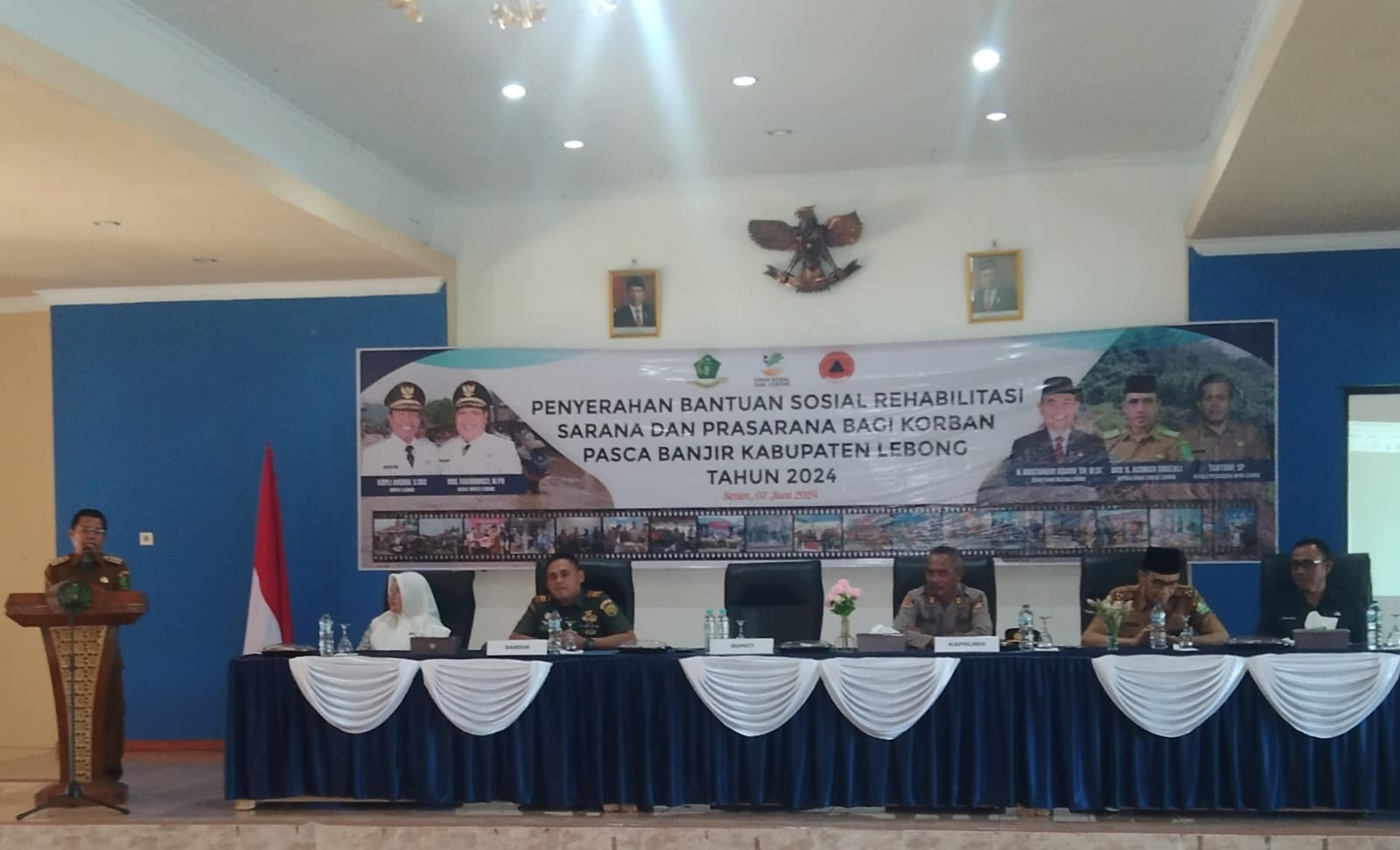 Bupati Kopli Serahkan Bantuan Perbaikan Rumah Korban Pasca Banjir Bandang