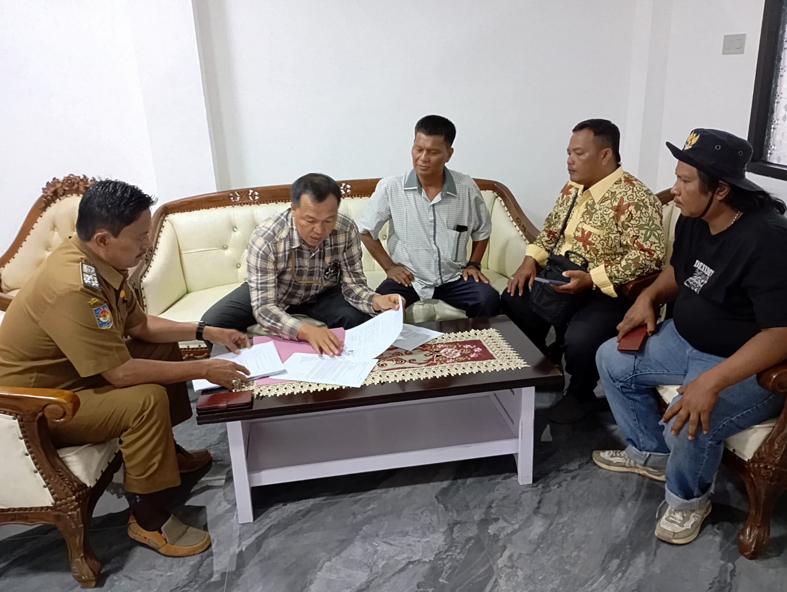 “Kami berharap pihak PUPR Provinsi Bengkulu segera melakukan penghentian sementara semua kegiatan pembangunan proyek dilokasi  sengketa itu sebelum adanya titik temu kesepakatan dengan pihak pemberi kuasa pada kami, mengingat dari dokumen kepemilikan tanah lokasi pembangunan berpedoman pada sertifikat tanah yang ada pihak pemberi kuasa pada kami terbit pada 27 April 1976 sementara informasi yang kami terima oknum yang telah membuat kembali sertifikat pada tanah tersebut pada tahun 1997 dan itu sudah dijual belikan pada dinas PUPR Provinsi Bengkulu dan terjadilah pembangunan proyek yang kini masih bersengketa,” ungkap Aprin.   Sementara dari Kasubag PUPR Provinsi Bengkulu Nazilaidin mengatakan "Kami menerima langsung surat resmi dari Tim masyarakat penerima kuasa yang diketuai oleh Aprin Taskan Yanto dan ini segera kami naikan ke atasan dalam hal ini Kepala Dinas PUPR Provinsi Bengkulu agar laporan ini segera mendapatkan tindaklanjut yang cepat, dan nanti nya surat ini akan turun lagi ke kami "pungkas Nazilaidin. (rls)