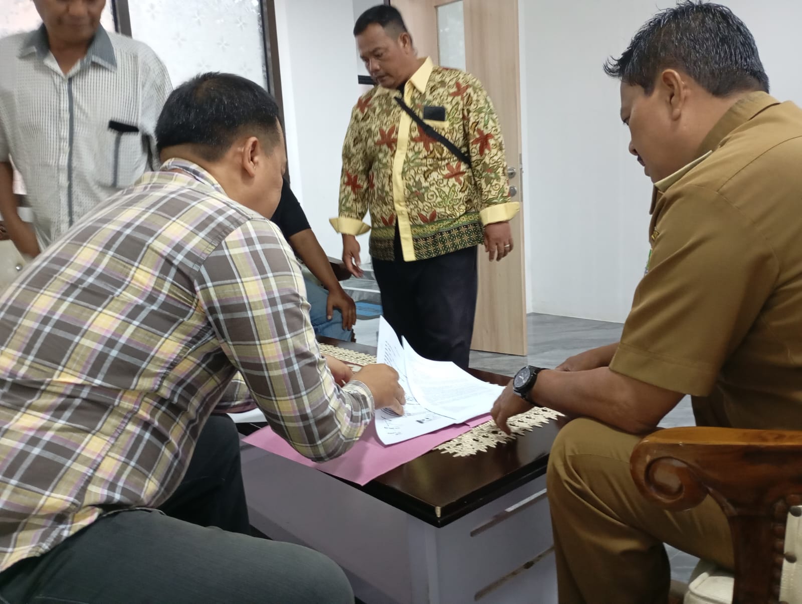 “Kami berharap pihak PUPR Provinsi Bengkulu segera melakukan penghentian sementara semua kegiatan pembangunan proyek dilokasi  sengketa itu sebelum adanya titik temu kesepakatan dengan pihak pemberi kuasa pada kami, mengingat dari dokumen kepemilikan tanah lokasi pembangunan berpedoman pada sertifikat tanah yang ada pihak pemberi kuasa pada kami terbit pada 27 April 1976 sementara informasi yang kami terima oknum yang telah membuat kembali sertifikat pada tanah tersebut pada tahun 1997 dan itu sudah dijual belikan pada dinas PUPR Provinsi Bengkulu dan terjadilah pembangunan proyek yang kini masih bersengketa,” ungkap Aprin.   Sementara dari Kasubag PUPR Provinsi Bengkulu Nazilaidin mengatakan "Kami menerima langsung surat resmi dari Tim masyarakat penerima kuasa yang diketuai oleh Aprin Taskan Yanto dan ini segera kami naikan ke atasan dalam hal ini Kepala Dinas PUPR Provinsi Bengkulu agar laporan ini segera mendapatkan tindaklanjut yang cepat, dan nanti nya surat ini akan turun lagi ke kami "pungkas Nazilaidin. (rls)