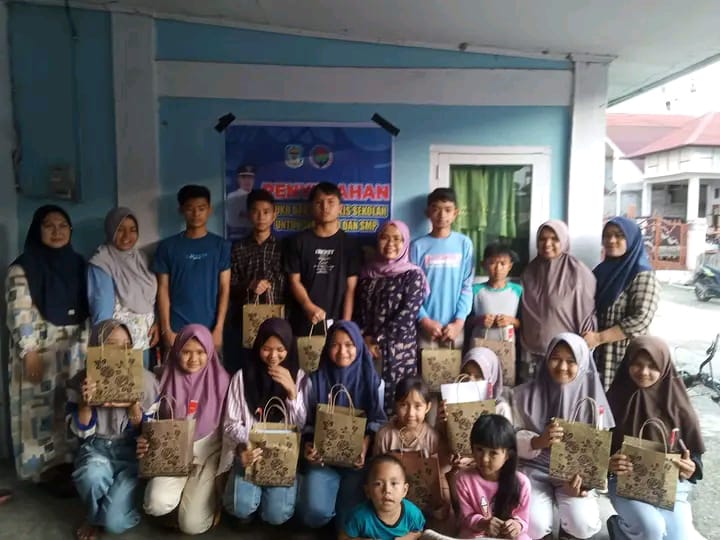 Patut Dicontoh !!! Pemdes Balai Semurup Salurkan Bantuan Peralatan Sekolah Untuk Siswa - Siswi ,SD dan SMP di Desa Balai Semurup Tahun 2024