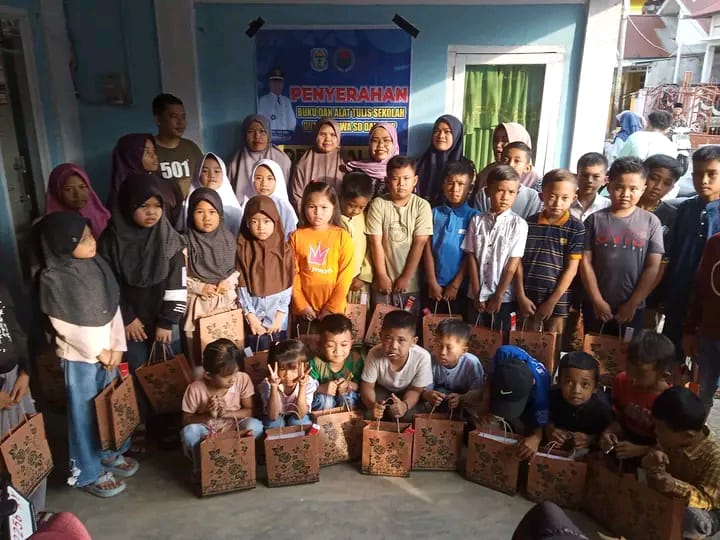 Patut Dicontoh !!! Pemdes Balai Semurup Salurkan Bantuan Peralatan Sekolah Untuk Siswa - Siswi ,SD dan SMP di Desa Balai Semurup Tahun 2024