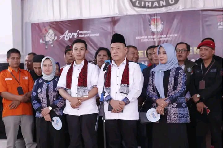 Diiring Ribuan Massa dan Simpatisan,Tafyani- Ezi, Resmi Mendaftar ke KPU Kerinci