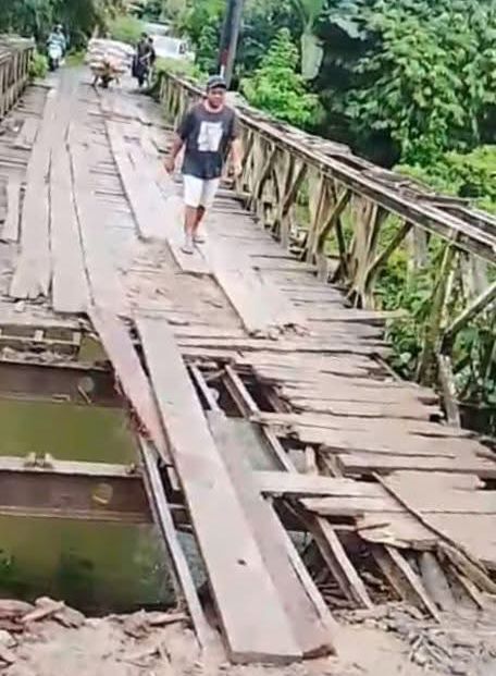 CSR SIL Group Bantu Perbaiki Jembatan Rusak Penghubung Air Sebayur dan Suka Makmur